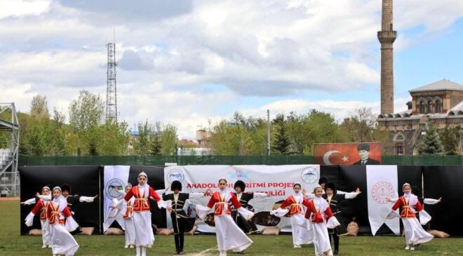 Kars’ta Halk Oyunları Şöleni: 923 Öğrenci Anadolu’nun Ritmine Ortak Oldu